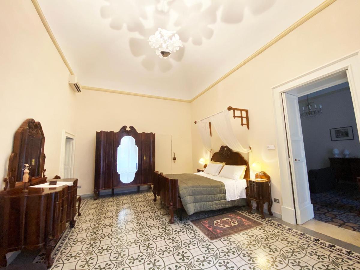 Palazzo Rollo Panzió Lecce Kültér fotó