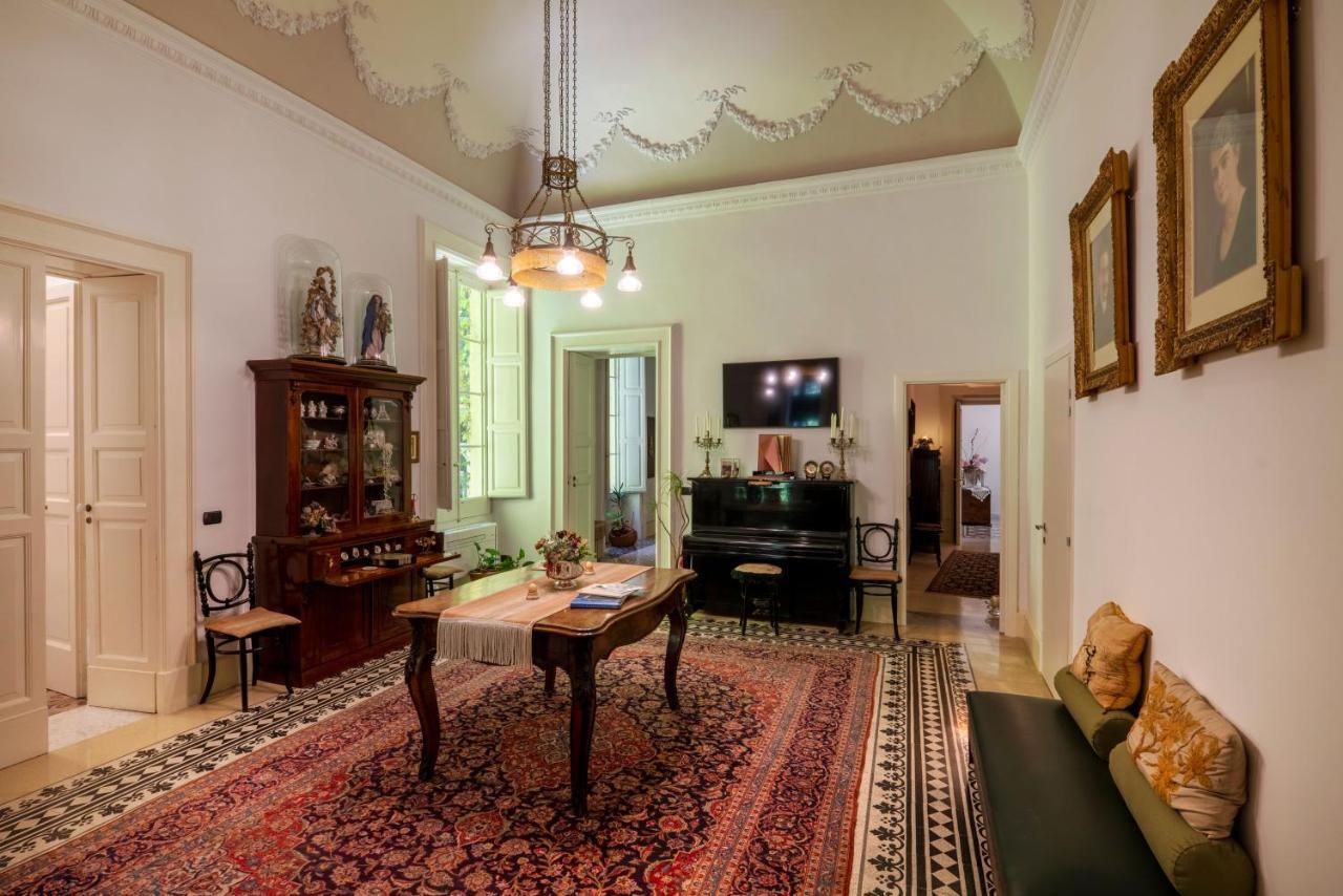 Palazzo Rollo Panzió Lecce Kültér fotó