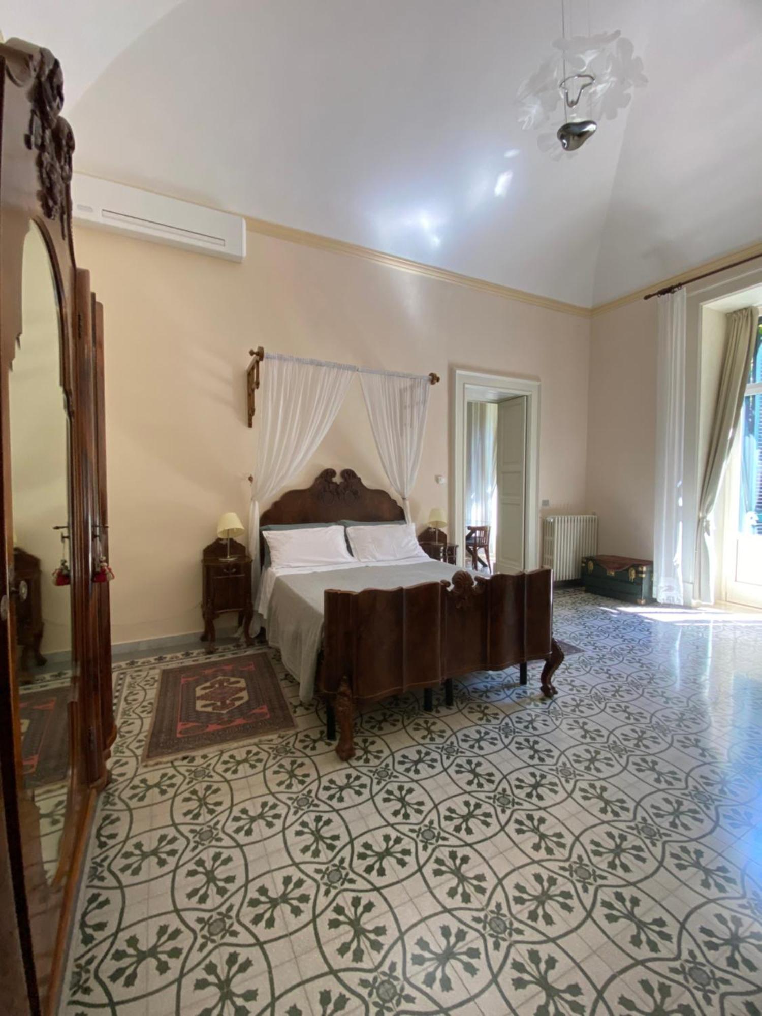 Palazzo Rollo Panzió Lecce Kültér fotó